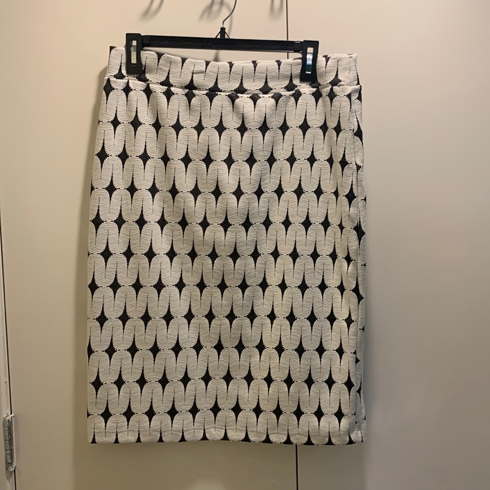 Renee C. Geometric black and white pencil skirt. Size L